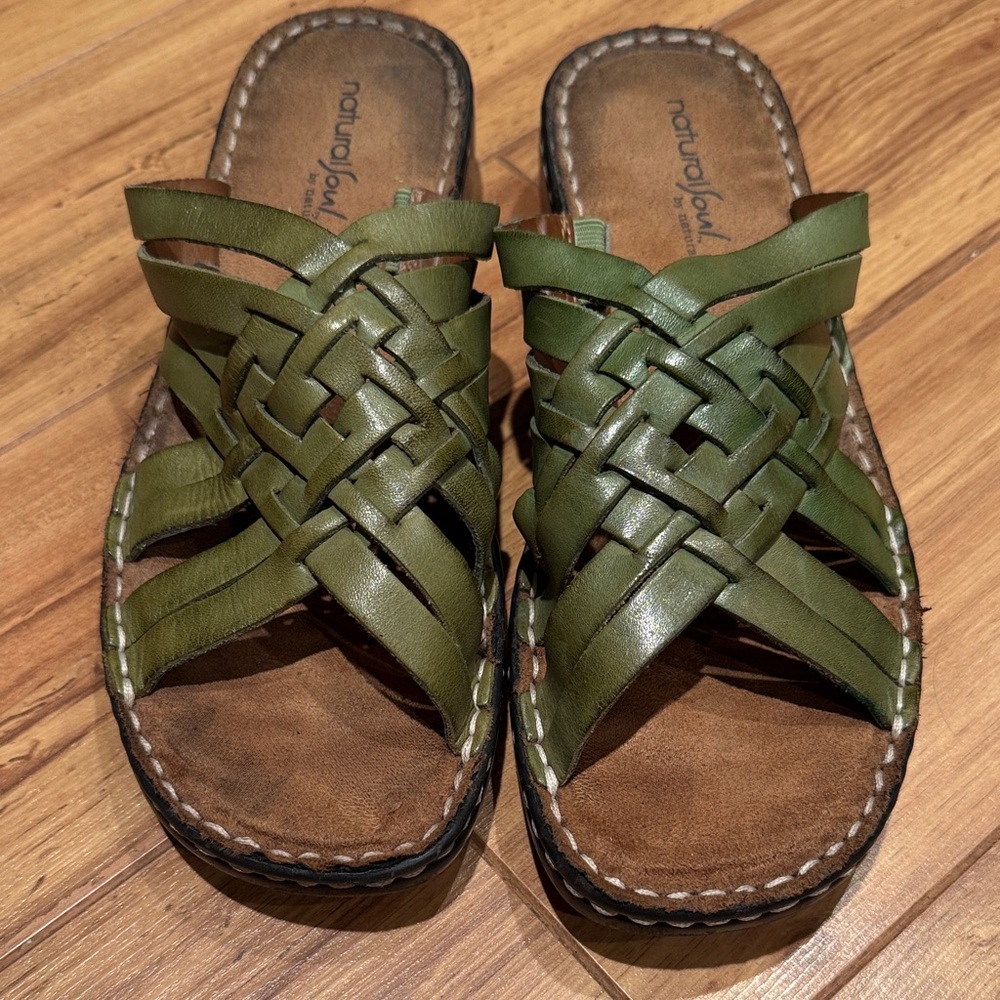 Natural Soul by Naturalizer Olive Woven Leather Sandals. Woman’s size 8M.